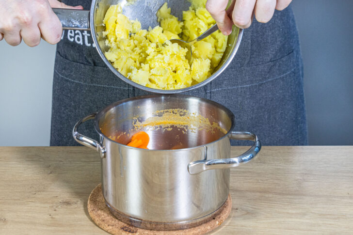 Kartoffeln unter die Möhren heben