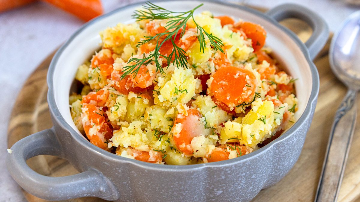 Einfaches Möhrengemüse mit Kartoffeln | Rezept - eat.de