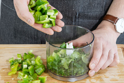 Paprika würfeln un in den Mixer geben