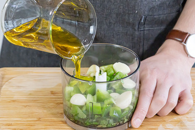Knoblauch, Öl und Essig dazugeben