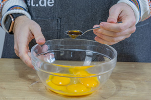 Vanillepaste zum Eigelb geben