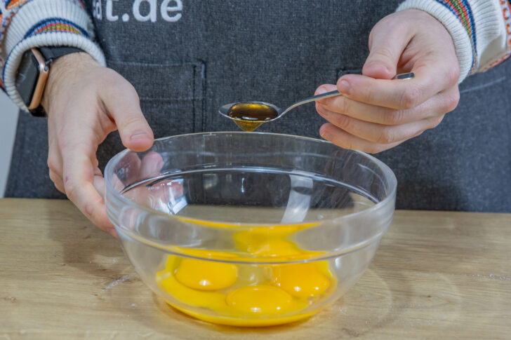 Vanillepaste zum Eigelb geben