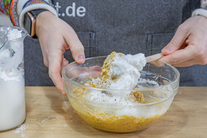 Eischnee unter den Teig heben