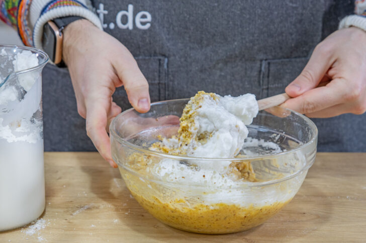 Eischnee unter den Teig heben