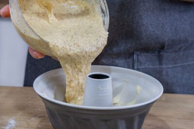 Teig in Gugelhupfform gießen