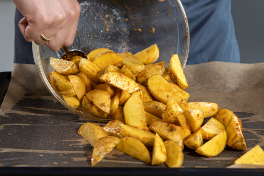 Ofenkartoffeln auf Backblech geben