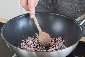 Zwiebel- und Knoblauchwürfel anbraten