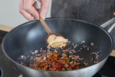 Currypaste und Erdnussbutter dazugeben