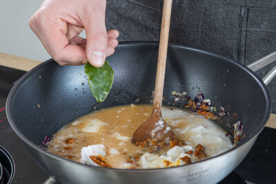 Limettenblatt zum Curry geben