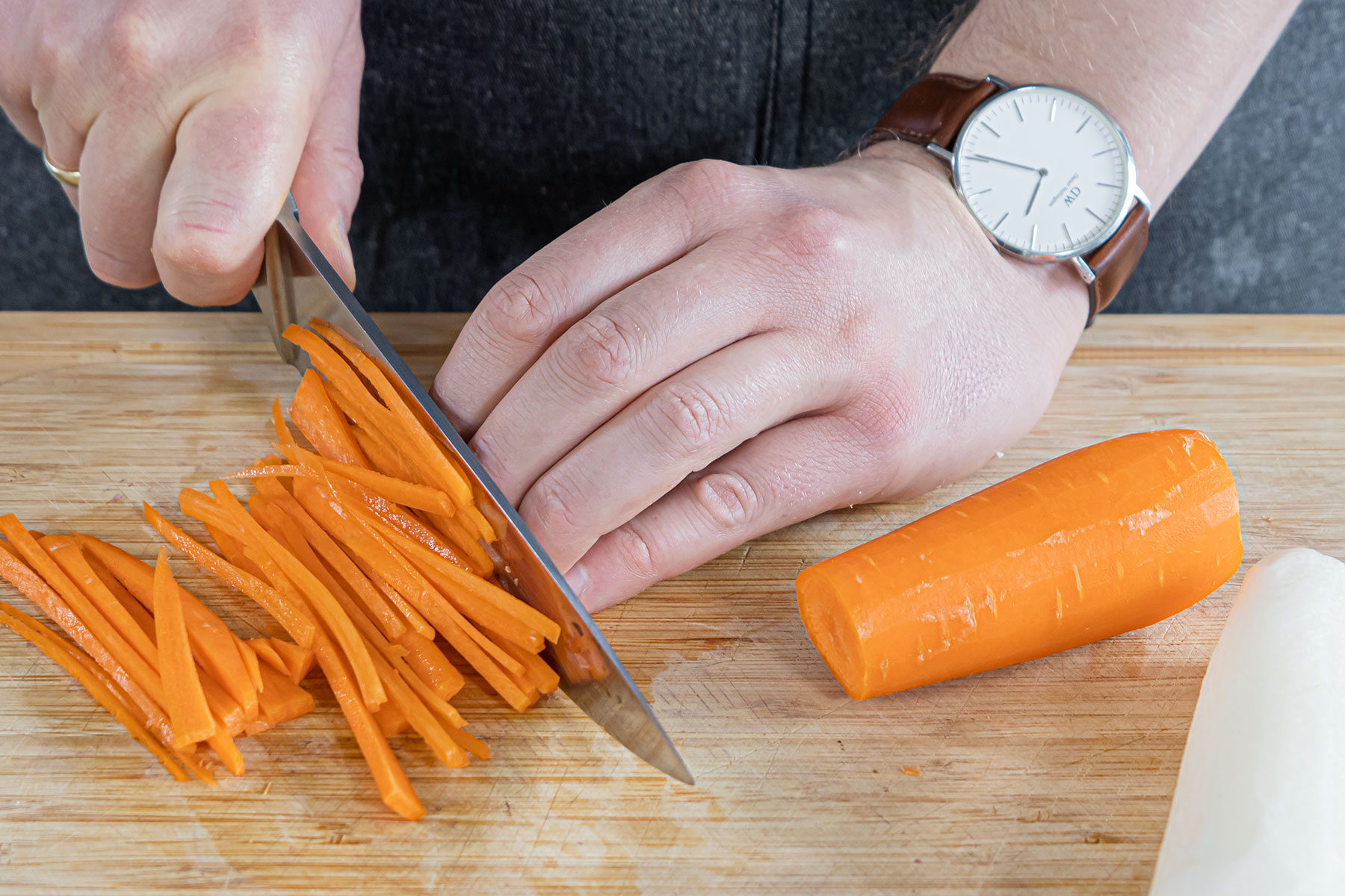 Karotten und Rettich in Streifen schneiden