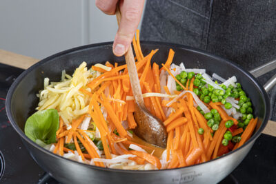 Gemüse in den Wok geben
