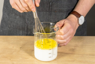 Wasser, Joghurt und Öl verrühren.