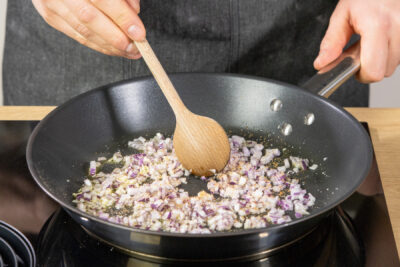 Zwiebel und Knoblauch anbraten