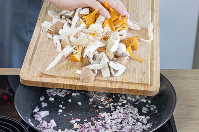 Gemüse und Pilze anbraten