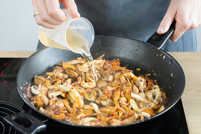 Gemüsebrühe und vegane Sahne dazu gießen