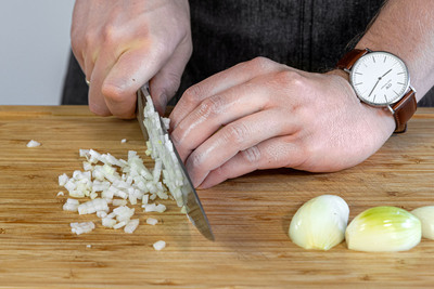 Zwiebel fein würfeln