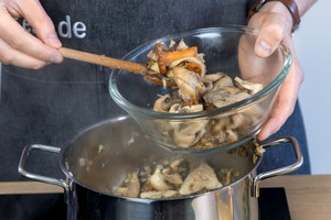 Pilze für die Suppeneinlage beiseitelegen