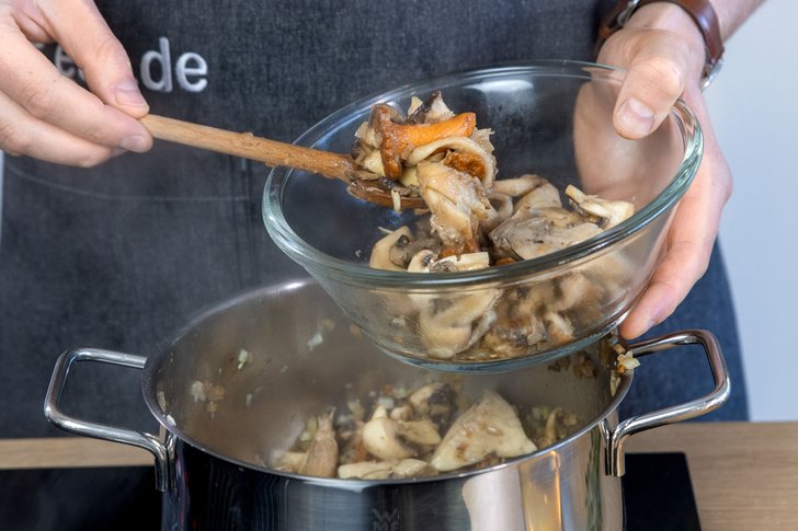 Pilze für die Suppeneinlage beiseitelegen