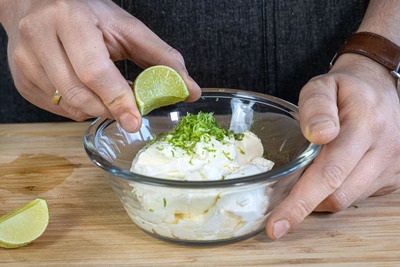 Limette zum Schmand geben