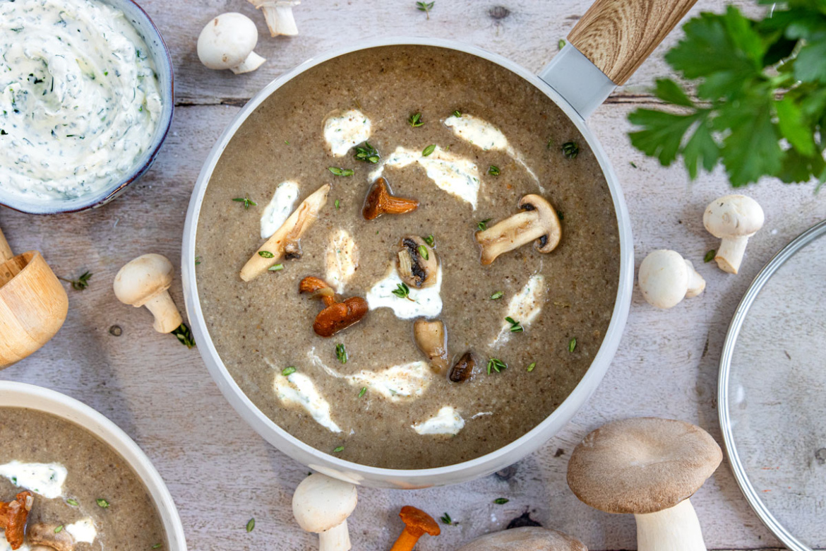 Pilzsuppe mit Schmand und frischen Kräutern | Rezept - eat.de