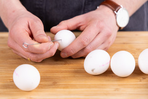 Eier einstechen