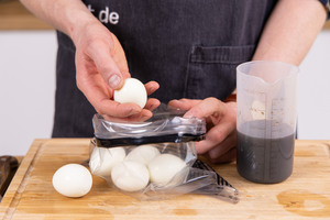 Eier in den Beutel geben