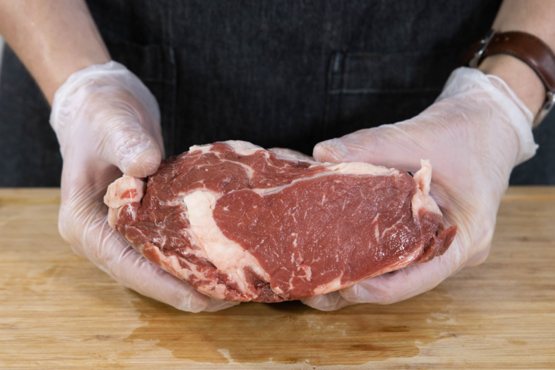 Rindfleisch aus dem Kühlschrank nehmen.