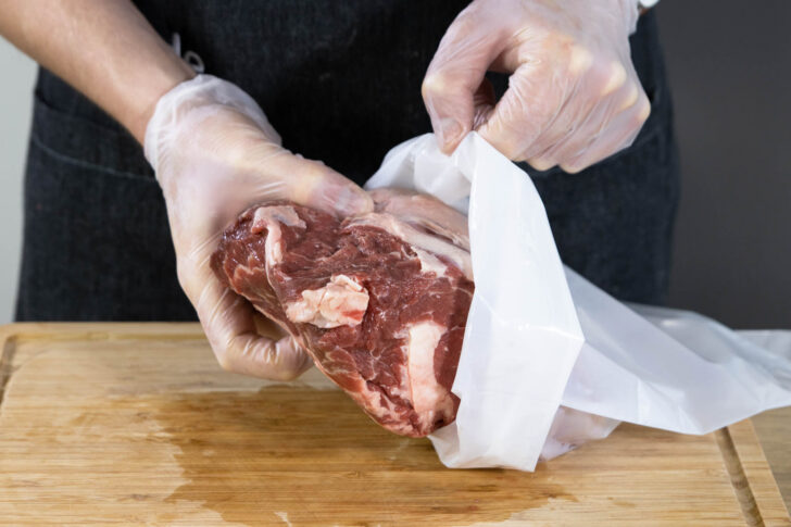 Fleisch in den Reifebeutel geben.