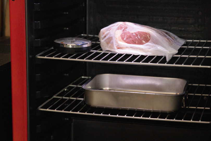 Fleisch in einen Kühlschrank legen.