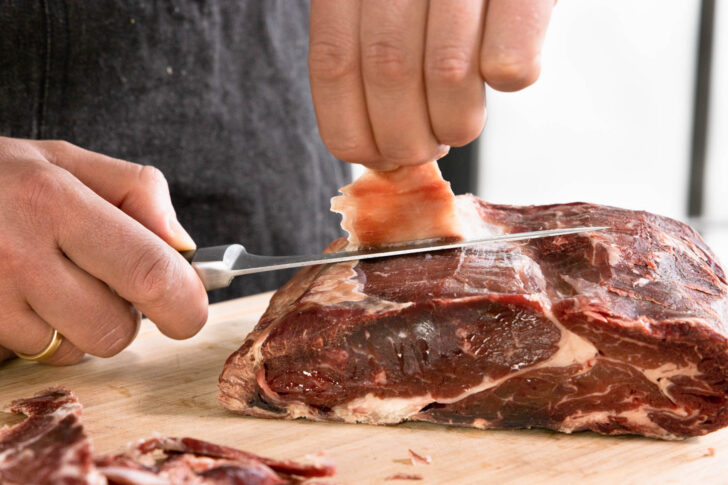 Das Fleisch parieren.