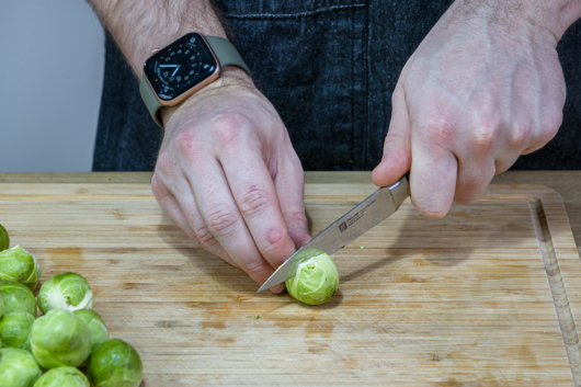 Rosenkohl putzen und halbieren