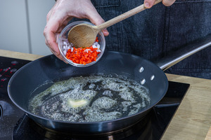 Chili und Zwiebel dazugeben