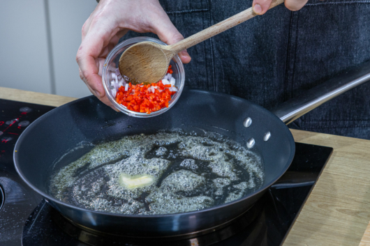 Chili und Zwiebel dazugeben