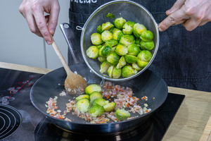 Rosenkohl in die Pfanne geben
