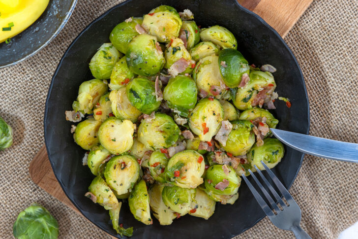 Rosenkohl mit Speck aus der Pfanne