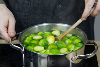 Rosenkohl in Wasser kochen
