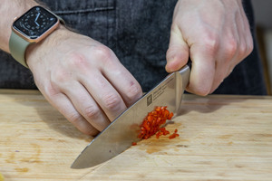 Chilischote klein schneiden