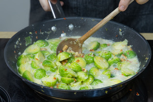 Rosenkohl in Kokosmilch köcheln lassen