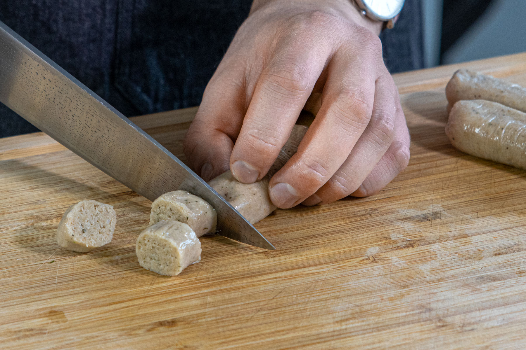 vegane Würstchen in Scheiben schneiden