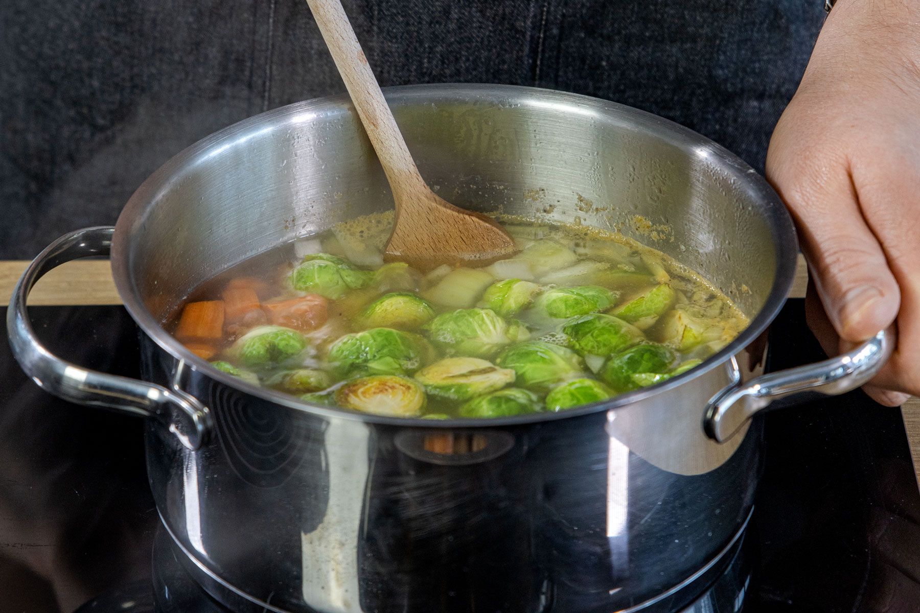 Rosenkohl zum Eintopf geben