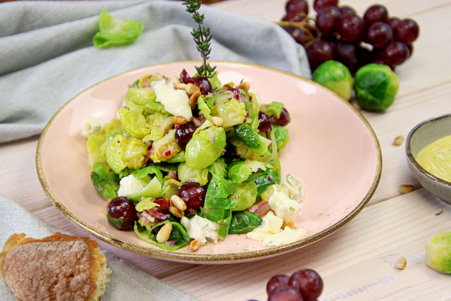 Rosenkohlsalat mit Trauben und Gorgonzola | Rezept - eat.de