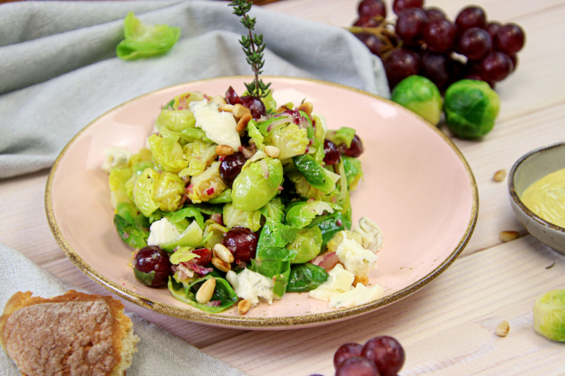 Rosenkohlsalat mit Trauben und Gorgonzola