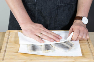 Die Heringsfilets mit Küchenkrepp abtupfen.