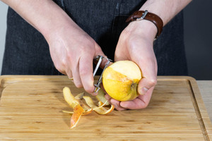 Den Apfel schälen.