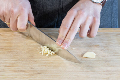 Knoblauch fein hacken