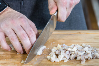 Hering fein würfeln