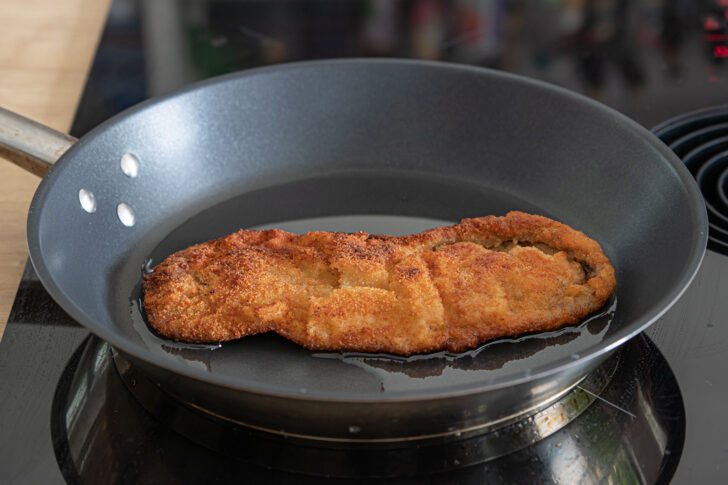 Schnitzel in der Pfanne aufwärmen