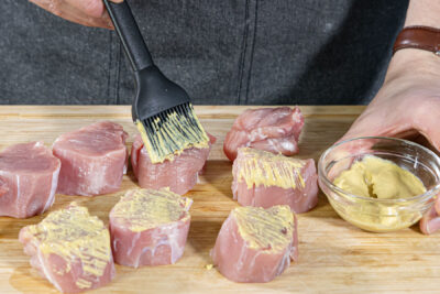 Fleisch mit Senf bestreichen