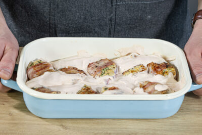Soße zum Schweinefilet im Speckmantel geben