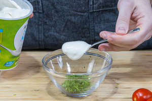 Joghurt mit Kräutern vermischen